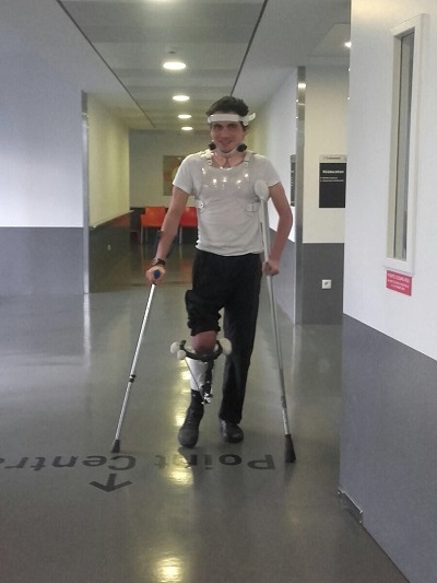 A l'irr debout en béquilles