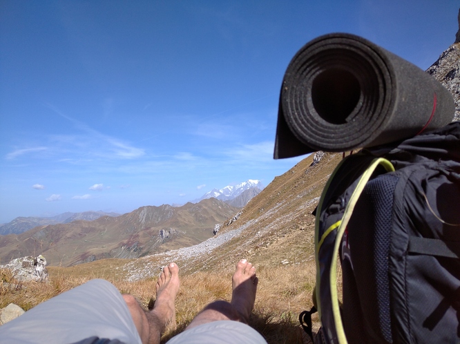 Passage à proximité de pierre percée
