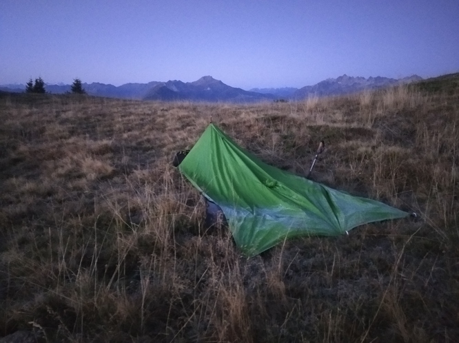 Poncho en guise d'abri